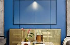 55 Zoll Premium TV Samsung Q60R mit QLED und Ambient Technologie, bei der sich der TV dem Wohnzimmer anpasst