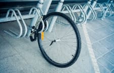 Diesen Anblick fürchten die meisten Radbesitzer: Das Fahrrad ist gestohlen, übrig bleiben ein Reifen und ein Schloss