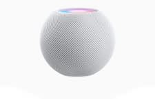 HomePod mini besitzt ein rundes Design und im oberen Bereich ist das Touch-Bedienfeld positioniert