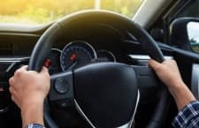 Der CARFIT Sensor am Lenkrad misst die Vibrationswellen des Autos und erkennt technische Probleme