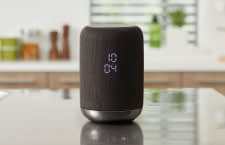 Dieser smarte Lautsprecher kommuniziert über Google Assistant