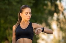 Per Fitnessarmband lassen sich wichtige Gesundheitswerte auf einen Blick ablesen