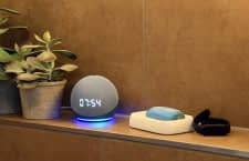 Alexa Geräte, wie hier Echo Dot 4, sorgen für maximalen Komfort im Smart Home