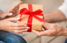 Ältere Menschen haben besondere Bedürfnisse, die bei der Geschenkewahl beachtet werden sollen