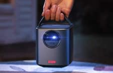 Ist es eine Laterne? Nein, es ist der mobile Mini Beamer Anker NEBULA Mars II