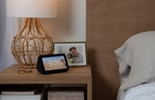 Auf dem Nachttisch überzeugt das Echo Show 5 Display