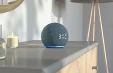 Auch bei Echo Dot 4 mit Uhr macht sich das neue Design in Kugel-Form in jeder Wohnung gut