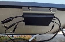 Unter den Solarmodulen ist der Wechselrichter gut vor Hitze und Regen geschützt