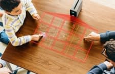 Für den multimedialen Spieleabend projiziert Sonys Xperia Touch Spiele auf die Tischplatte