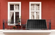 Die priLight 45° Balkon Solaranlage von priwatt eignet sich aufgrund ihrer Leichtbauweise sehr gut für kleine Balkons