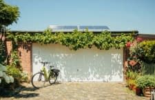Mini-Solaranlagen finden auch auf einem Garagendach problemlos Platz