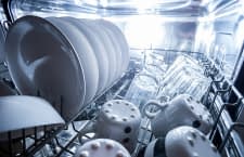 In Spülmaschinen steckt viel Technologie. Mittlerweile sind auch Smart Home-Funktionen für Geschirrspüler Realität