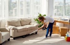 Mit einem Stabstaubsauger muss niemand mehr selbst unter Bett oder Sofa kriechen