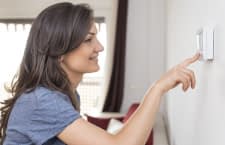 Ein Raumthermostat spart Platz und erhöht den Bedienkomfort