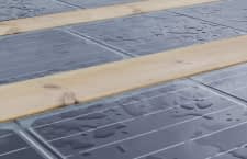 Sonnenenergie nebenbei erzeugt - mit Solarzellen als Bodenplatten