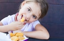 Mit einer Heißluftfritteuse sind Pommes, Chicken Nuggets und Co. besonders kalorenarm herstellbar