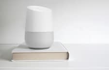 Die Sprachsoftware Google Assistant und ist u.a. auf dem Google Home Lautsprecher installiert