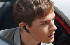 Die Soundcore Life P2 Earbuds sitzen sicher im Ohr und sind sogar gegen kurzes Untertauchen in Wasser geschützt