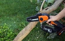 Diese kleine Kettensäge leistete bei uns im Test gute Dienste