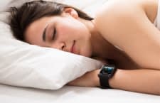 Gutes Ein- und Durchschlafen lässt sich durch Schlaftracker fördern
