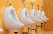 Die Challenge am Urinal: Bei pee.win gewinnen zielsichere Langpinkler