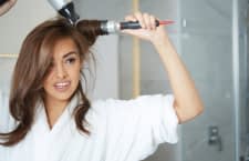 Eine Warmluftbürste erleichtert das Styling der Haare