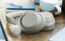 Mit Active Noise Cancelling Kopfhörern lässt es sich auch in einem vollen Cafe gut arbeiten