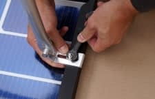 Die Montage eines Balkonkraftwerks erfordert meist keinen Fachmann