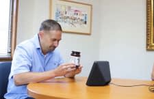 Per integrierter Kamera und Alexa Software analysiert Echo Show die ihm hingehaltenen Gegenstände