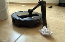 Per Greifarm räumt dieser Putzroboter Kleinteile aus dem Weg