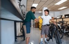 Wer beim E-Bike Kauf sparen will, sollte sich genau informieren und sich im Sale von Anbieter rebike umsehen