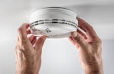 Schon ein Rauchwarnmelder in Haus oder Wohnung erhöht die Sicherheit stark