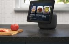 Echo Show 10 ist das Top-Modell unter den Amazon Smart Displays und besitzt einen schwenkbaren Bildschirm