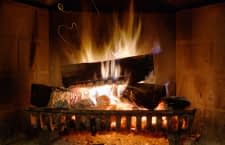 Weihnachtliche Sprachbefehle und Kaminfeuer mit Google Assistant