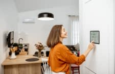 Frau bedient Smart Home Bildschirm