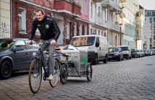 Die Chargery Ladestation für Elektroautos kommt per Fahrrad ans Ziel