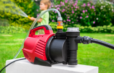 Mit Hauswasserwerken kann nicht nur der Garten gegossen, sondern auch Trinkwasser gespart werden.
