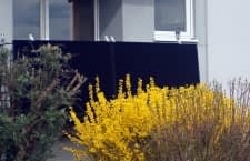 Hier beschatten verschiedene Sträucher die beiden Solarmodule