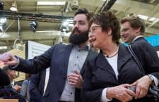 Ministerin für Wirtschaft und Energie Zypries bestaunt Kinemic bei der CeBIT 2016