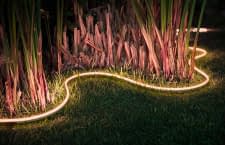 Für stimmungsvolle Beleuchtung im Garten, auf der Terrasse oder entlang von Wegen sorgt der Outdoor Lightstrip von Philips Hue