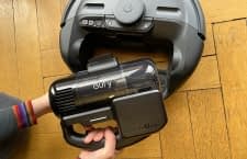 Dem Saugroboter lässt sich ein Handstaubsauger entnommen