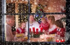Die ganze Familie lauscht den Weihnachtsgeschichten der Alexa Skills