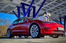 Der Tesla Model 3 kann an Schnellladestationen bis zu 250 kW in der Spitze laden