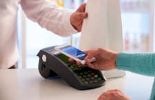 Wer ein Smartphone mit NFC-TEchnologie besitzt, kann mit Google Pay bequem bezahlen