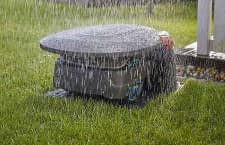 Die GARDENA Mähroboter Garage 15020-20 schützt die beliebten SILENO city Modelle vor Hagel und Unwetter