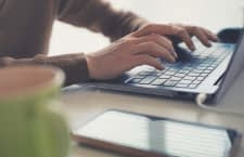 Nutzer am Laptop