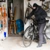 Wird das Fahrrad aus einem geschlossenen Raum entwendet, greift die Hausratsversicherung. Die meisten Räder werden aber auf der Straße gestohlen
