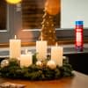 Die Kerzen von einem Adventskranz können schlecht befestigt und unbeobachtet schnell zur Brandgefahr werden