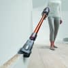 Dyson Cyclone V10 Absolute kann mit oder ohne Stiel genutzt werden