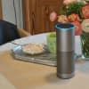Amazon Echo Plus sieht schlicht aus, beherbergt aber einen Smart Home-Hub